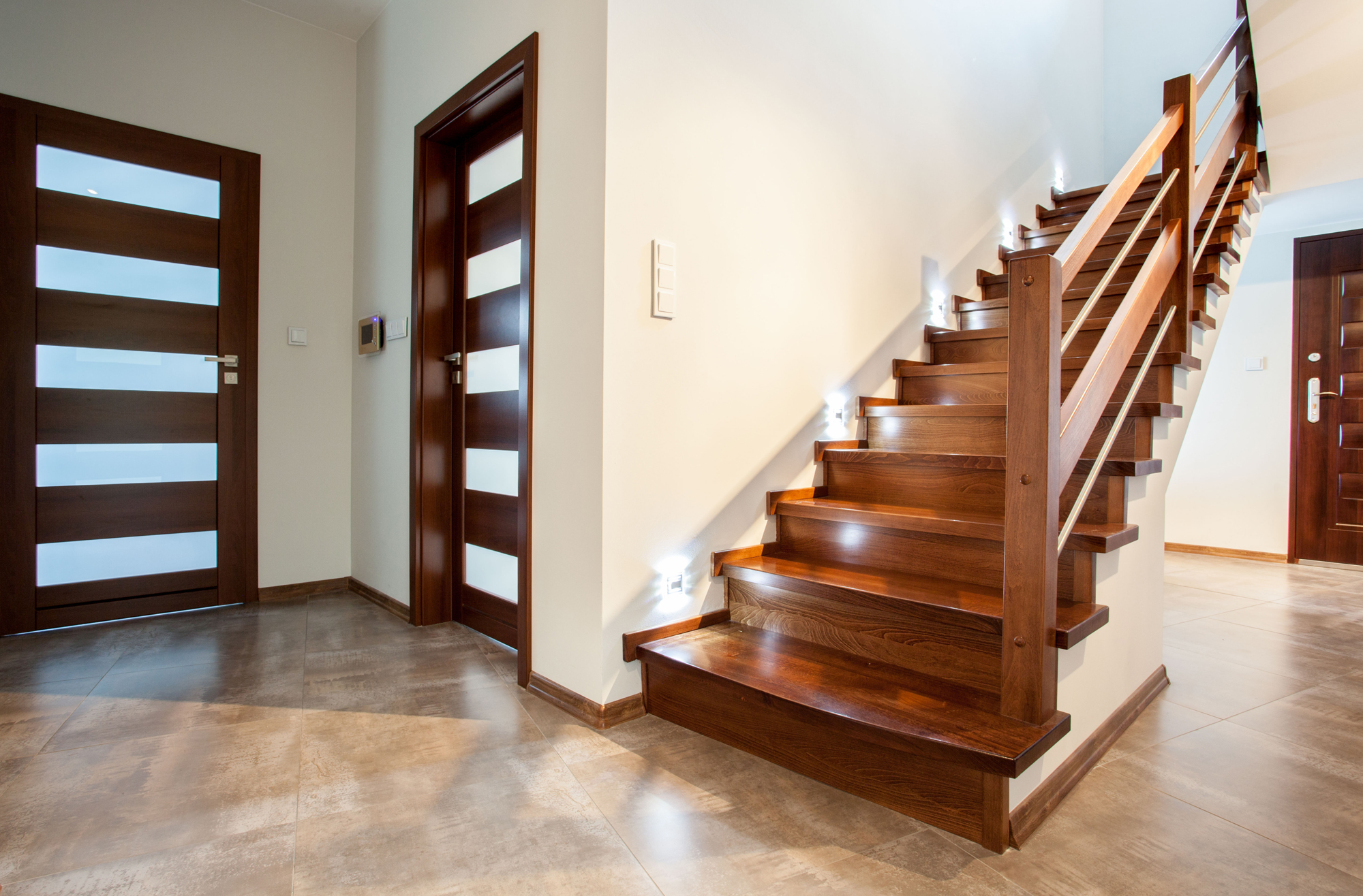 Luxury hallway with woden stairs to bedroom on teh floor